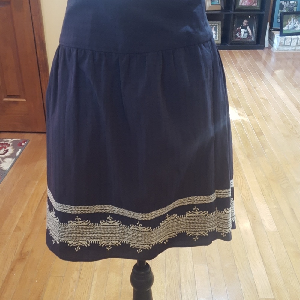 Anthropology holding horses skirt - Picture 5 of 8